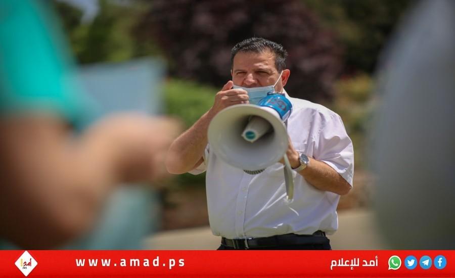 تل أبيب: نشطاء من اليمين الفاشي اليهودي يعتدون على النائب أيمن عودة
