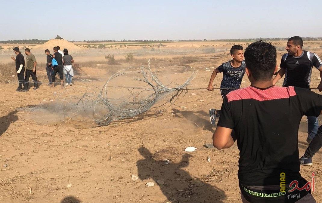 شبان يتمكنون من قص السياج الفاصل شرق دير البلح