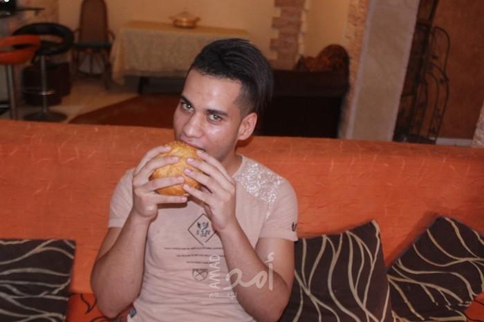 "شمس أبو لبدة" شيف فلسطيني يسجل أرقاماً قياسية في تقطيع الطعام– فيديو وصور