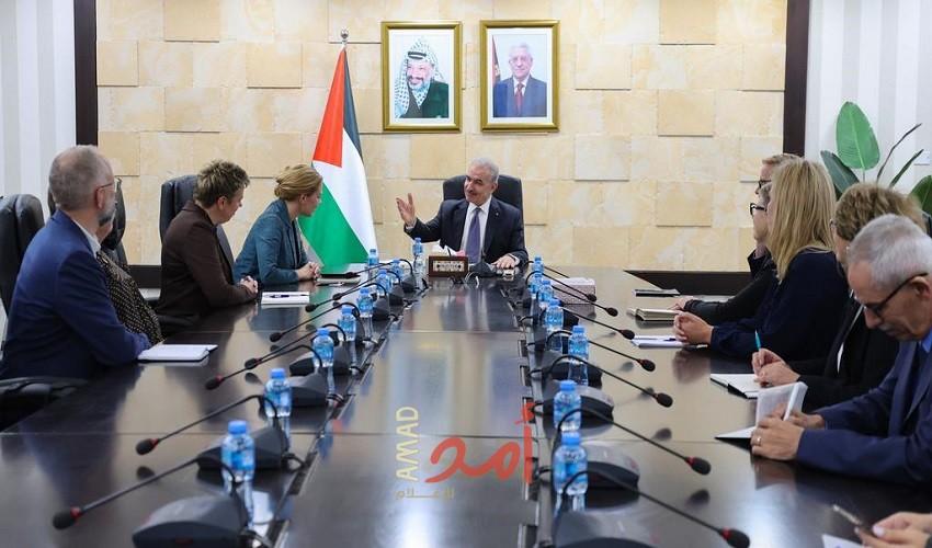 اشتية يطالب بالضغط على إسرائيل للإفراج عن جثامين الشهداء والأسرى