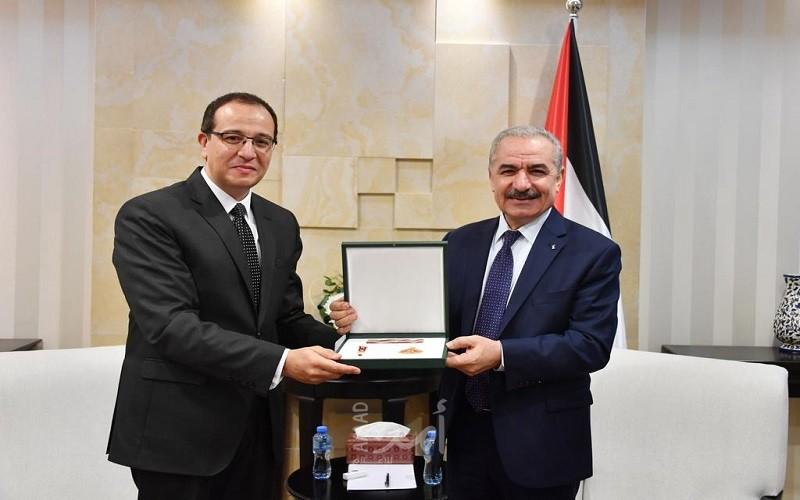 نيابة عن عباس.. اشتية يقلد السفير المصري لدى فلسطين وسام نجمة القدس- فيديو