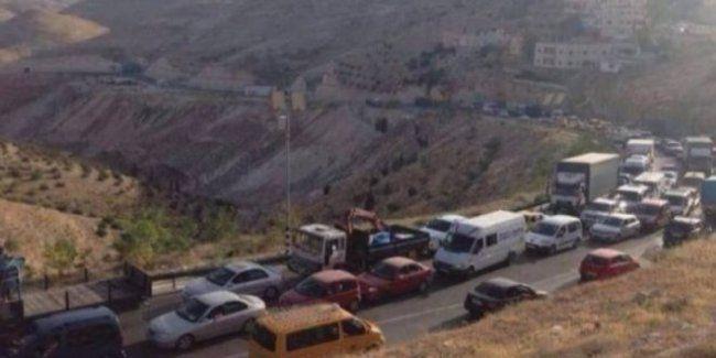 قوات الاحتلال تنصب حاجزاً على مدخل بلدة يطا جنوب الخليل