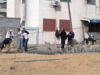 ما قصة البوابة الحديدية التي يدور بها لشباب في شوارع البريج وسط غزة؟