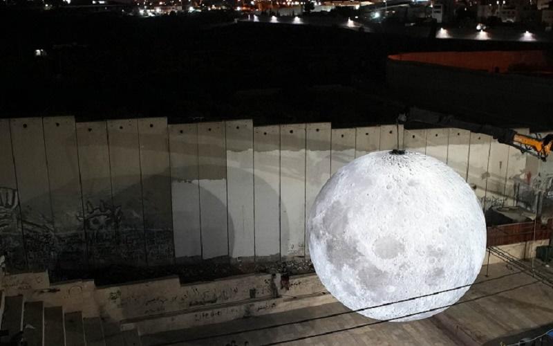 "متحف القمر" عمل فني يضيء سماء مخيم عايدة شمال بيت لحم