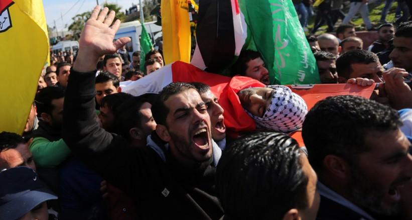رام الله: جماهير غفيرة تشيِّع الشهيد نشأت عصفور