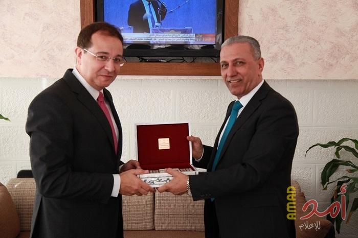 السفير المصري عاشور يزور المركز الفلسطيني للبحوث والدراسات الاستراتيجية