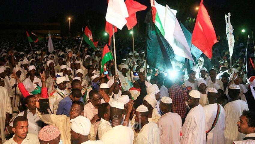 محتجون من "عطبرة" السودانية يتدفقون على العاصمة