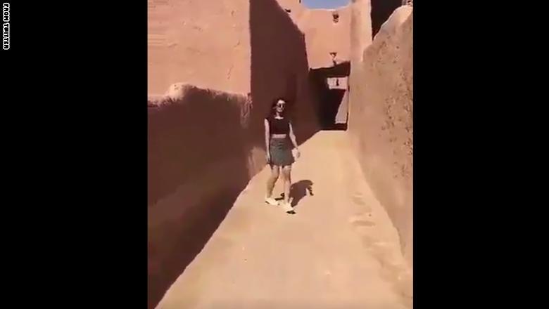 فيديو - القاء القبض على عارضة أزياء ارتدت تنورة قصيرة في السعودية