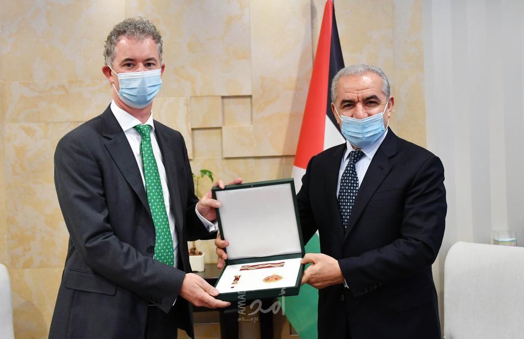 اشتية يقلد سفير ايرلندا لدى فلسطين وسام نجمة القدس