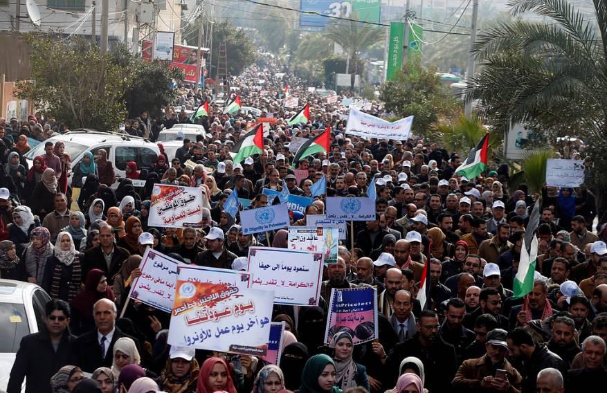 بالصور.. آلاف الموظفين يحتجون رفضاً للقرار الأمريكي بتقليص المساعدات لـ "الأونروا"