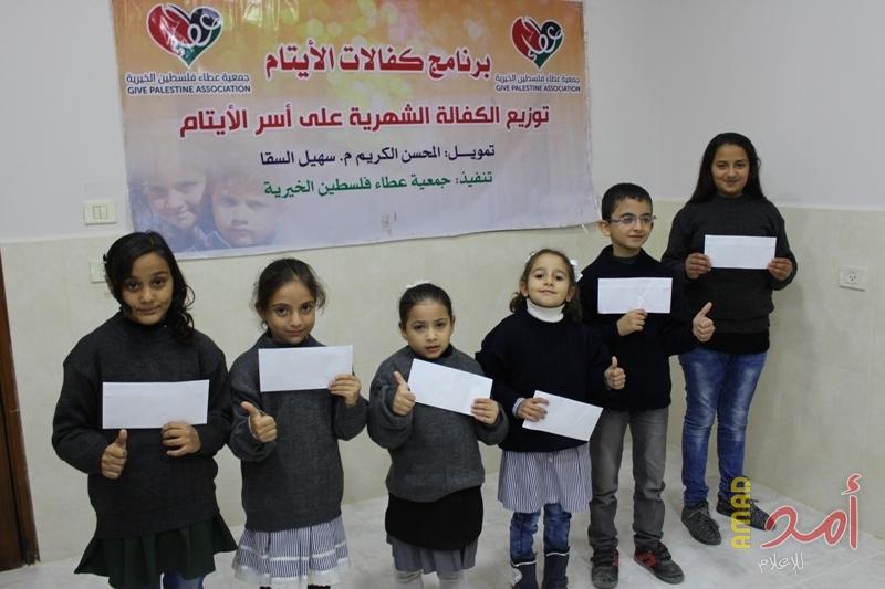 جمعية عطاء فلسطين الخيرية تشرع في توزيع كفالة مالية للأيتام