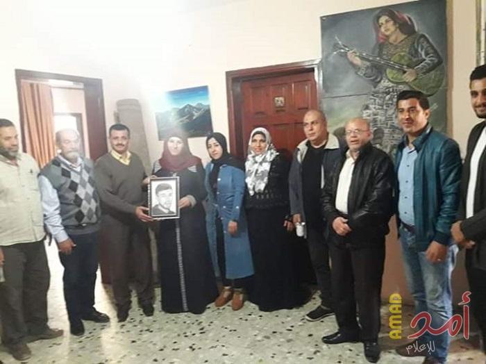 بالصور - جبهة التحرير الفلسطينية تكرم والدة الشهيد عائد الحمايدة