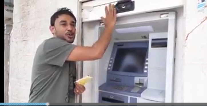 شاهد.. موظف يغني من امام الصراف الآلي "شيعولنا الرواتب "