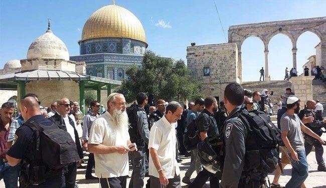 عشرات المستوطنون يقتحمون الاقصى بحراسة شرطة الاحتلال