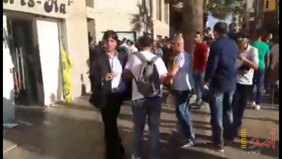 بالفيديو والصور.. فضيحة مسؤول في سفارة فلسطين في بيروت ضد صحفية خلال فعاليات "#ارفعوا_العقوبات"