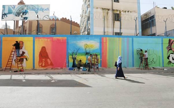 بالصور .. 140 فنان يلونون ويزينون جدران منشآت ومباني الأونروا ويضيفون جمالاً بصرياً لغزة