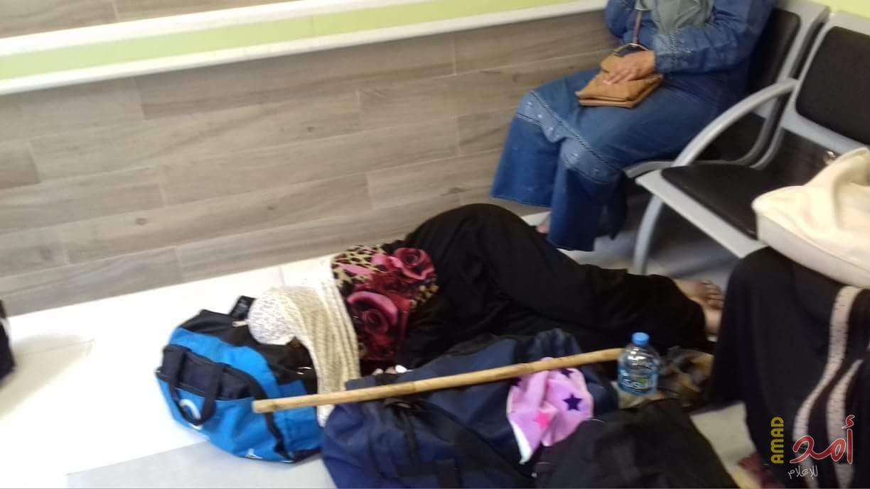 بالصور.. مرضى محولين من غزة للمقاصد ينامون في فناء المستشفى
