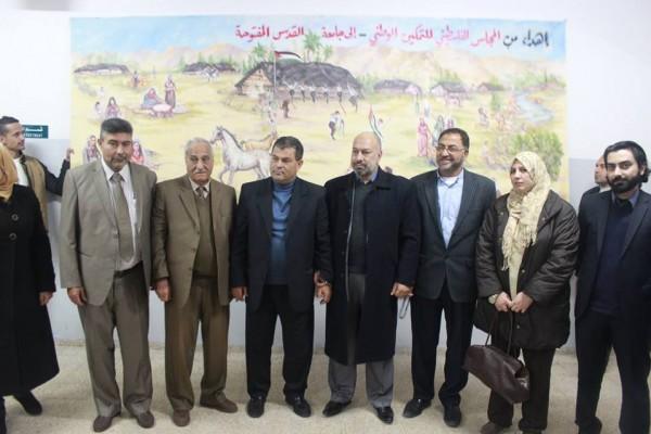 المجلس الفلسطني للتمكين الوطني يهدي جامعة القدس المفتوحة لوحة فنية من التراث الفلسطيني