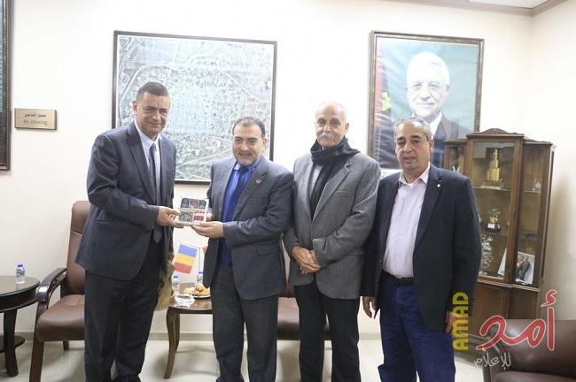 رئيس بلدية قلقيلية يستقبل سفير دولة رومانيا
