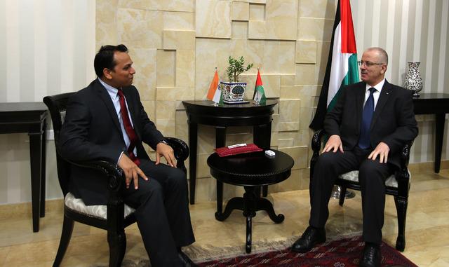 الحمد الله يستقبل السفير الهندي لدى فلسطين لمناسبة انتهاء مهامه الرسمية