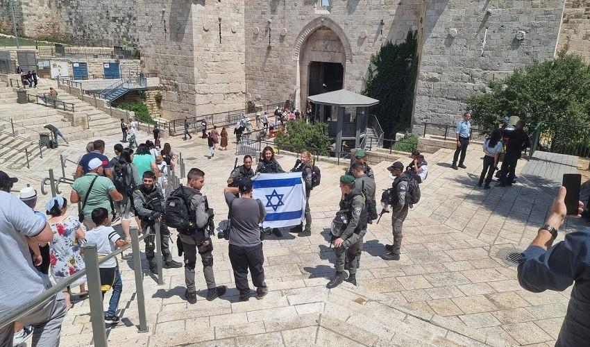 القدس: مجندات من جيش الاحتلال يرفعن العلم الإسرائيلي في باب العامود - صور