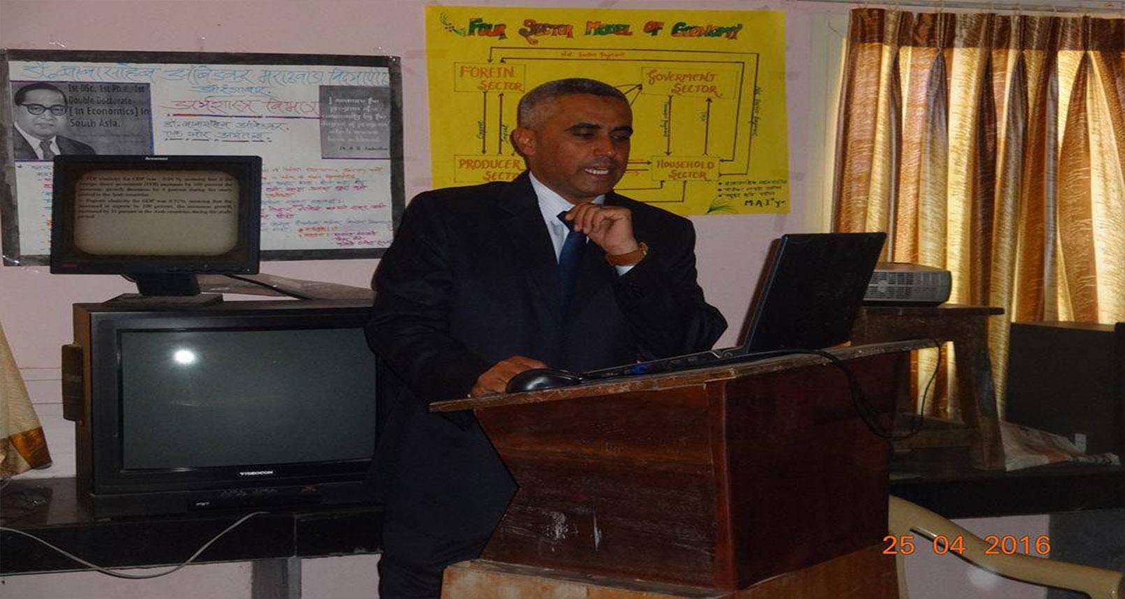 بالصور.. جامعة بابا صاحب الهندية تمنح الباحث بدر حمدان درجة الدكتوراه في الفلسفة الاقتصادية