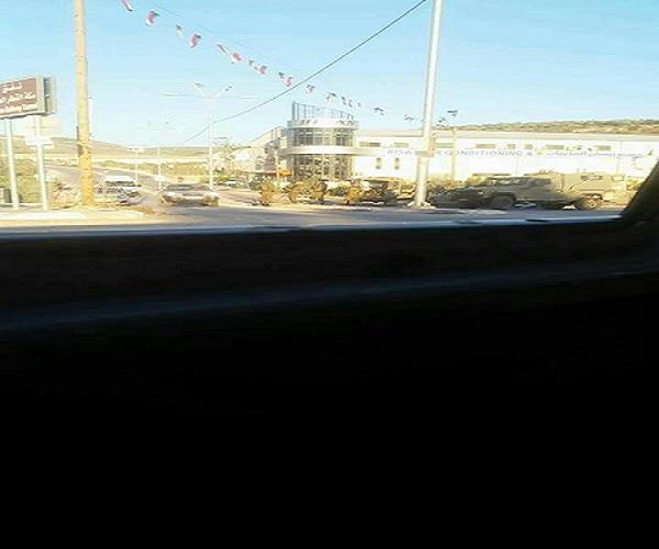 قوات الاحتلال تعيق حركة المركبات على مفترق بلعا شرق طولكرم
