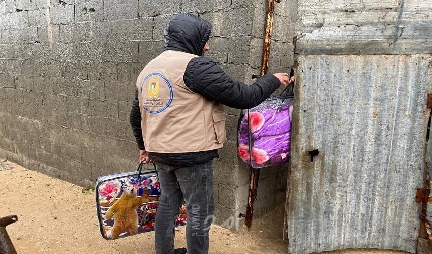 غزة: مركز شباب الأمة يوزع عشرات الأغطية الشتوية على الأسر المتعففة