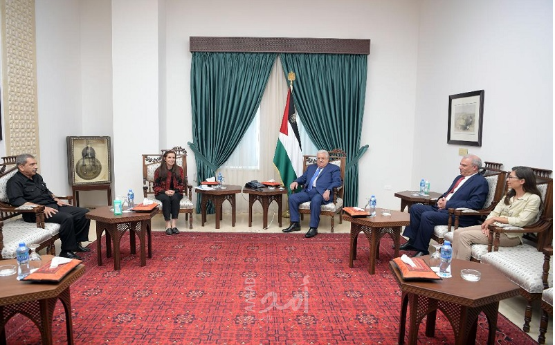 الرئيس عباس يستقبل نقيب المهندسين الفلسطينيين
