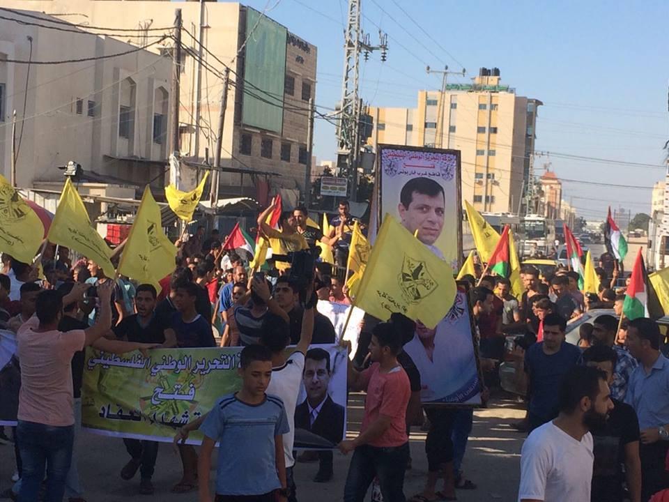 فيديو وصور - آلاف الفتحاويين يحتشدون أمام منزل القيادي "دحلان" في خانيونس..والفرا يعلن قرب عودة دحلان والمشهراوي