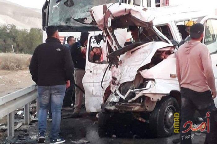 بالصور.. وفاة (7) عمال بحادث سير في أريحا