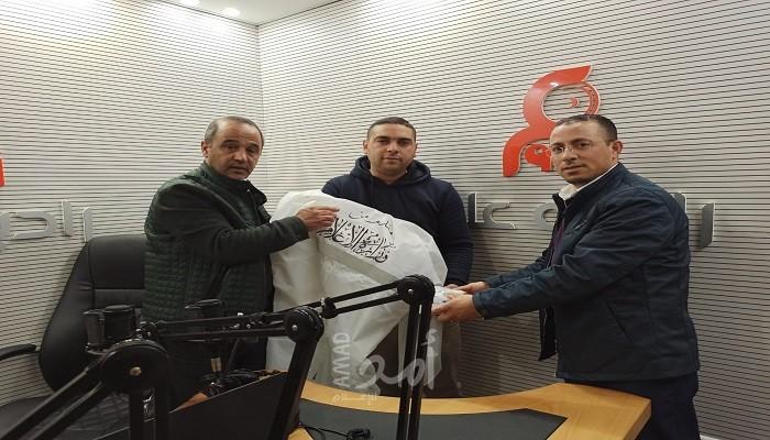 بالصور - الإعلام توزع بدلات ومعدات وقائية على الإذاعات المحلية في الخليل