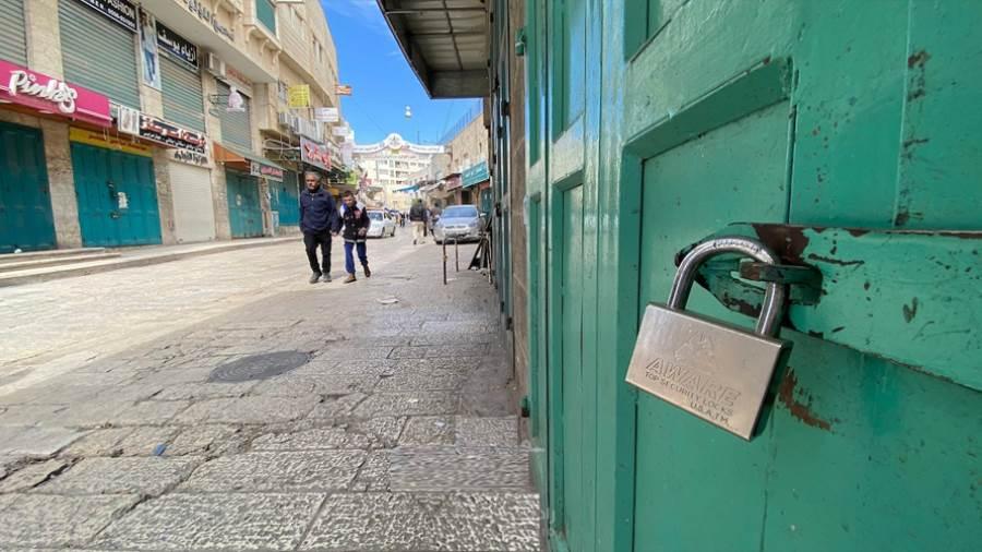 عائلة مقدسية تنتزع قرارًا بتأجيل هدم محالها التجارية في جبل المكبر