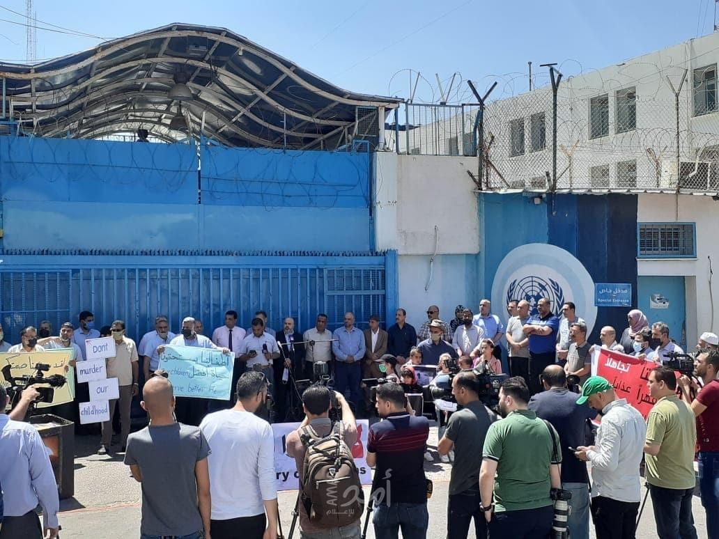 بالصور - وقفة احتجاجية للمفصولين من مراكز تأهيل الأونروا في غزة