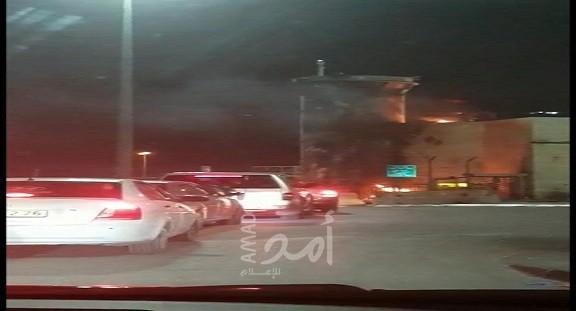 القدس: مواجهات بين شبان فلسطينيين وقوات الاحتلال وإحراق برج مراقبة على حاجز شعفاط (فيديو)