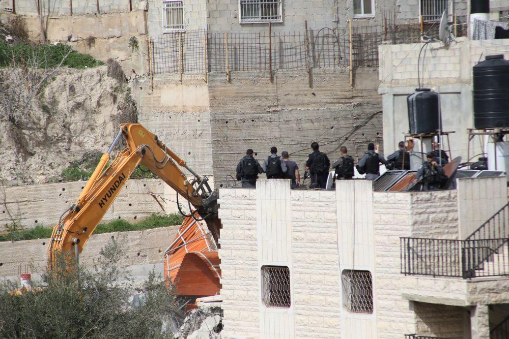 القدس: جيش الاحتلال يهدم مقهى قرب حاجز "قلنديا" العسكري