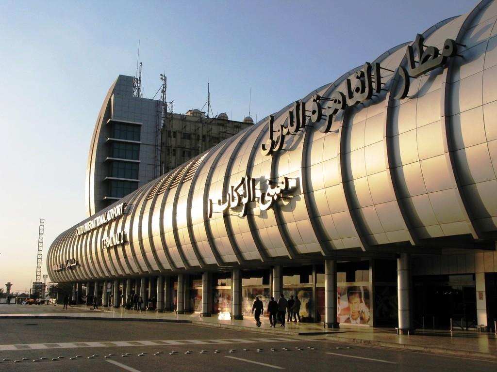 ضبط 8 ساعات تجسس داخل طرد شخصي بمطار القاهرة