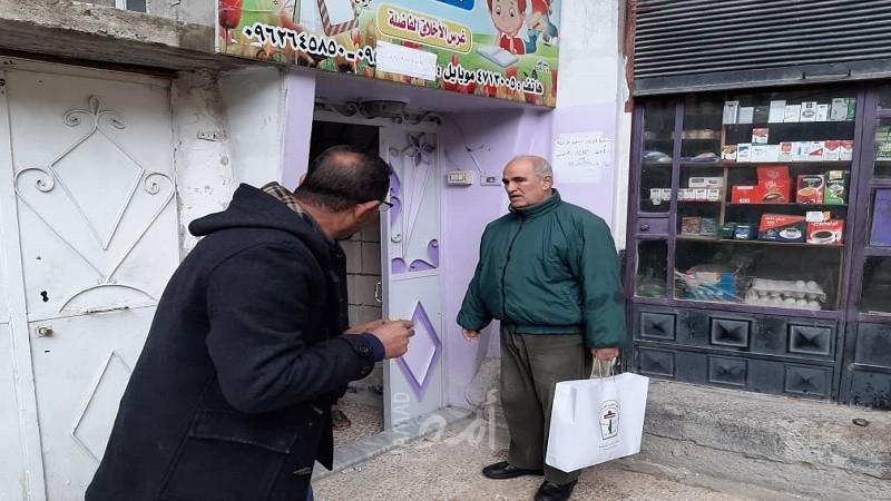 دمشق: الدائرة السياسية توزع المنظفات والمعقمات على العائلات الفقيرة في مخيم جرمانا