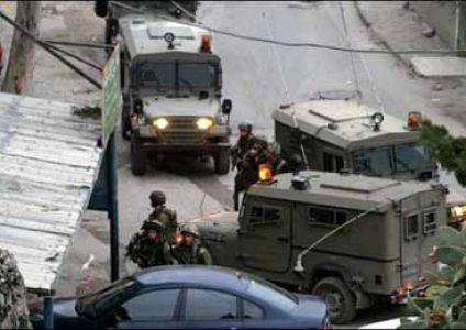 قوات الاحتلال تقتحم  "دير أبو مشعل" وتعتقل والدة شهيد وتداهم منازل الشهداء