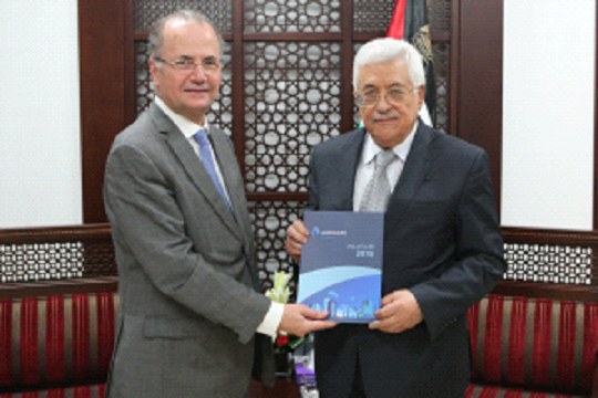 محمد مصطفى رئيس صندوق الاستثمار مع رئيس السلطة عباس