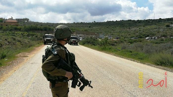 قوات الاحتلال تغلق مداخل بلدة حزما الرئيسية شمال القدس