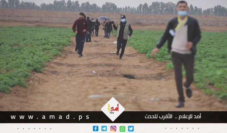 شاهد..لحظة اطلاق جنود الاحتلال الرصاص الحي على طاقم أمد ومجموعة من الصحفيين