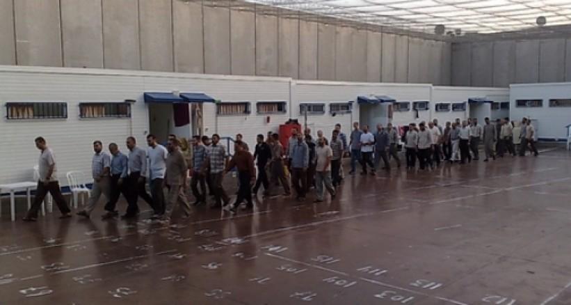 وحدات القمع الاسرائيلية تعتدي على الأسرى في سجن ريمون