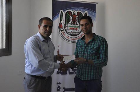 نقابة الصحفيين بغزة تباشر توزيع شيكات المتضررين المقدمة من "فلسطين الغد"