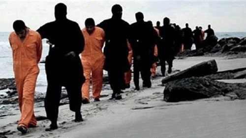 النائب العام الليبي" الصور" يكشف: وصلنا لمقبرة الأقباط المصريين المذبوحين على يد داعش وسنستخرج جثثهم