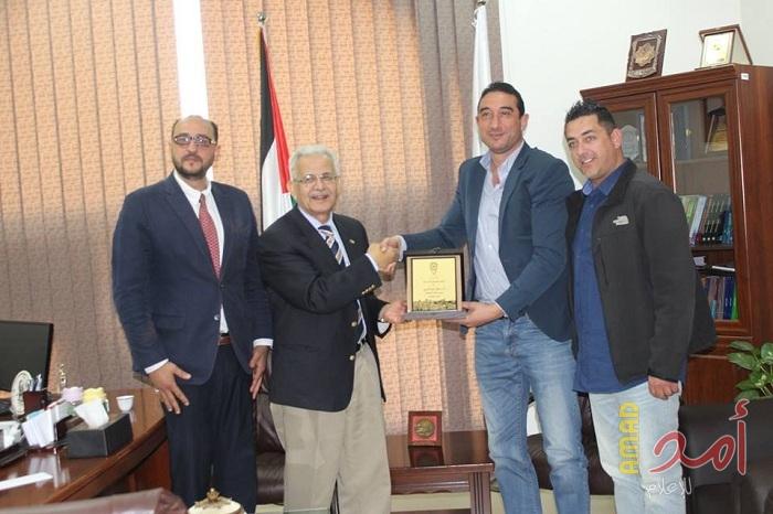 حبش يكرم رئيس جامعة الاستقلال بأريحا