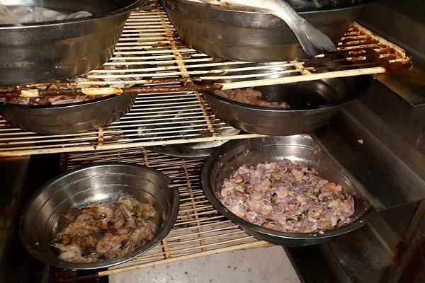 بالصور....صحة  غزة توقف مطعماً سياحياً عن العمل حتى استيفاء الشروط