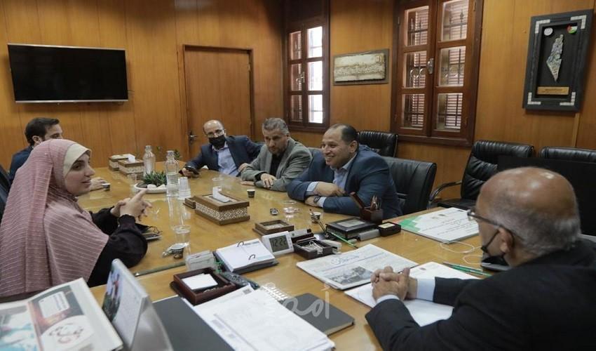 وفد من منتدى الإعلاميين يبحث مع بلدية غزة آفاق التعاون المشترك