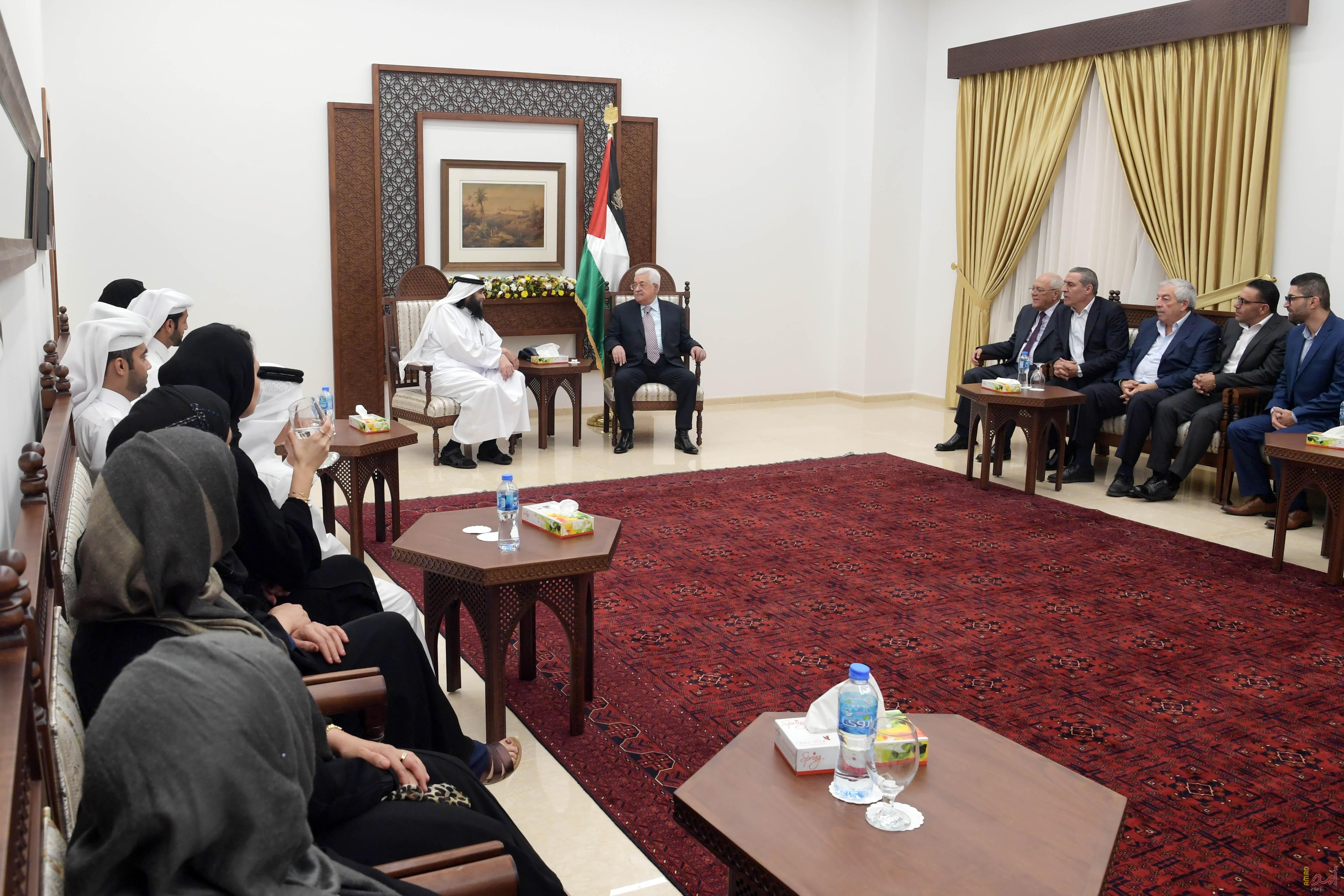 متجاهلا "صفقة الوقود".. عباس لوفد قطري: عمق العلاقات الأخوية وأهمية زيارتهم لفلسطين