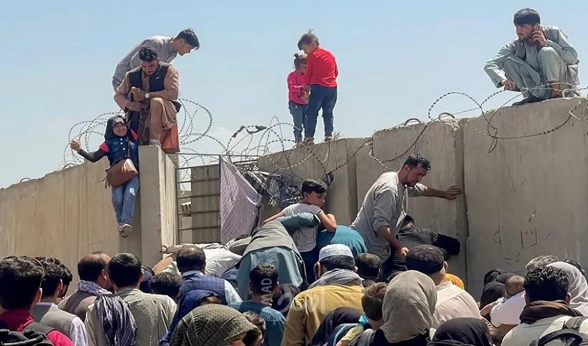 مشاهد مرعبة في مطار كابول بعد سقوط القصر الرئاسي بيد طالبان - فيديو وصور